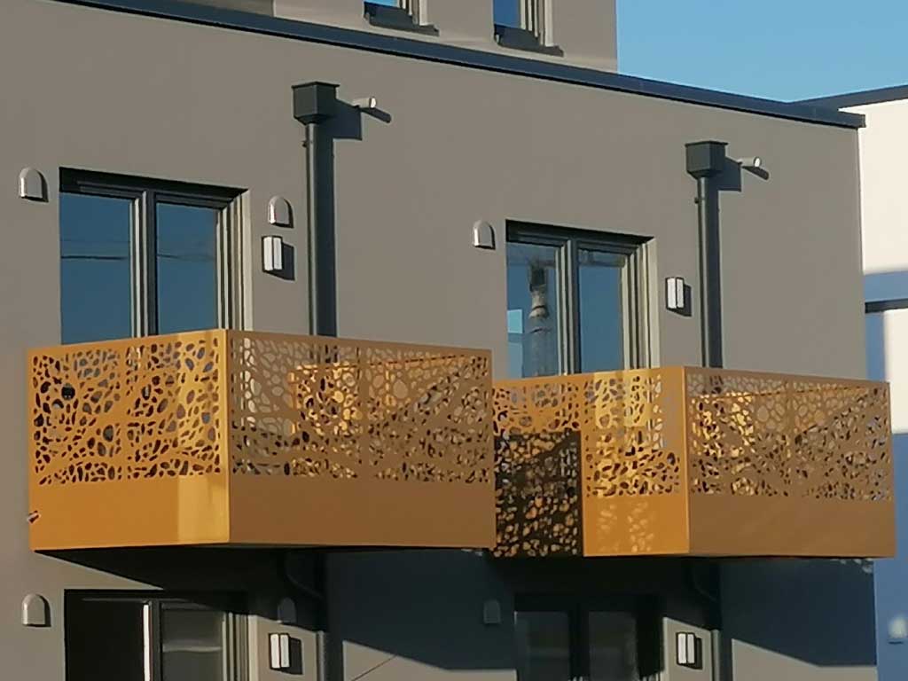 Geländerfüllung Lochblech Mehrfamilienhaus
