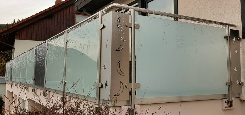 Geländerfüllung mit Glas Lochblech