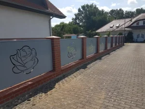 Zaunelemente aus Metall grau