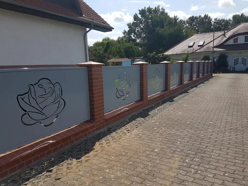 Zaunelemente aus Metall grau